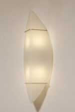 Bardzo duża (70 cm) dwupunktowa lampa ścienna/kinkiet w kształcie półksiężyca ze szklanym matowym mlecznobiałym dwuwarstwowym kloszem, Metal-Lux, Włochy, około 2000 roku - obrazek 5