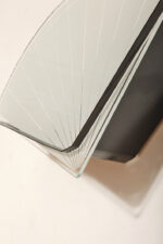 Jednopunktowa lampa ścienna/kinkiet ze szklanym płaskim mlecznobiałym kloszem w kształcie wachlarza osadzonym na metalowej czarnej podstawie, styl Memphis, Włochy, lata 80. - obrazek 6