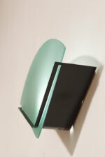 Jednopunktowa lampa ścienna/kinkiet z płaskim zielonym szklanym kloszem w kształcie wachlarza osadzonym na metalowej czarnej podstawie, styl Memphis, Włochy, lata 80. - obrazek 6