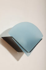 Jednopunktowa lampa ścienna/kinkiet z płaskim niebieskim szklanym kloszem w kształcie wachlarza osadzonym na metalowej czarnej podstawie, styl Memphis, Włochy, lata 80. - obrazek 5