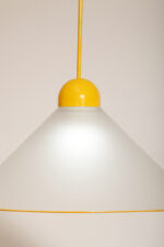 Szklana jednopunktowa lampa sufitowa z mlecznobiałym matowym częściowo reliefowym klosze w kształcie stożka z żółtymi dodatkami i podsufitką, Włochy, lata 80/90. - obrazek 5