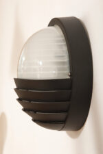 Dwupunktowa okrągła outdoorowa lampa ścienna/kinkiet ze szklanym reliefowym mlecznobiałym kloszem w czarnej w połowie ażurowej oprawie z tworzywa, firma Prisma, Włochy, lata 80/90. - obrazek 5