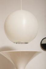 Jednopunktowa mlecznobiała duża (40 cm) lampa sufitowa z tworzywa w kształcie kuli z aluminiowym srebrnym odbłyśnikiem na dole, Philips, Holandia, lata 90. - obrazek 5