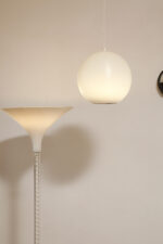 Jednopunktowa mlecznobiała lampa sufitowa z tworzywa w kształcie kuli z aluminiowym srebrnym odbłyśnikiem na dole, Philips, Holandia, lata 90. - obrazek 5