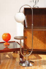 Jednopunktowa chromowana lampa podłogowa z ruchomym ramieniem z regulacją wysokości, fornirowanym w orzechu okrągłym blatem i szklanym kloszem w kształcie kuli, Art Deco/Bauhaus, projekt Robert Slezák z lat 30. XX wieku - obrazek 5