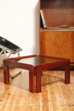 Kwadratowy niski stolik kawowy/pomocnik/stolik boczny na drewnianej konstrukcji o lekkim wiśniowym zabarwieniu ze szklanym dymionym w ciepłym odcieniu grubym blatem, projekt Afra i Tobia Scarpa dla Cassina, Włochy, lata 60. - obrazek 5