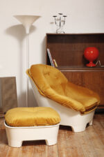 Szeroki fotel z podnóżkiem w stylu Space Age/Mid Century Modern w żółtym welurowym obiciu na białych lekkich cokołach z włókna szklanego, Włochy, lata 60. - obrazek 6