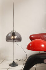 Dwupunktowa filigranowa lampa podłogowa z regulowaną wysokością jasnoszarego klosza z lekkiego półprzepuszczalnego tworzywa/akrylu i metalową grafitową podstawą, Space Age, Gepo, Holandia, lata 70. - obrazek 5