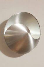 Srebrny lekki jednopunktowy kinkiet/lampa ścienna ze szczotkowanego aluminium "Yin-Yang" TYP C1636, projekt Hermiana Sneydersa de Vogel dla Raak Amsterdam, Holandia, lata 70. - obrazek 5