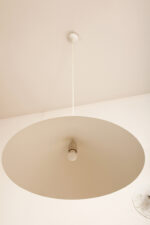 Bardzo duża (64,5 cm) biała minimalistyczna metalowa skandynawska jednopunktowa lampa wisząca, projekt Claus Bonderup i Torsten Thorup dla firmy Focus, Dania, lata 70/80. - obrazek 5