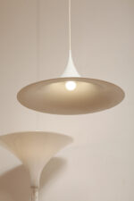 Duża (47 cm) biała metalowa jednopunktowa skandynawska lampa sufitowa/wisząca typu "Kapelusz Wiedźmy", Fog & Mørup, Dania, lata 70. - obrazek 5