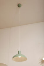Jasnozielona metalowa jednopunktowa lampa wisząca/sufitowa  w kształcie kopuły, Polska, lata 80. - obrazek 5
