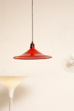 Czerwona metalowa jednopunktowa skandynawska lampa wisząca/sufitowa z czarnym uchwytem nad kloszem i czarną podsufitką, firma Decembre, Finlandia, lata 90. - obrazek 6