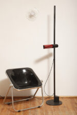 Smukła metalowa postmodernistyczna czarna lampa podłogowa Collona (Caltha) z regulowaną wysokością burgundowej głowicy, Gianfranco Frattini dla firmy Luci, Włochy, projekt z 1981 roku - obrazek 3