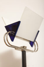 Jednopunktowa lampa połogowa "Triana" z kloszem złożonym z czterech szklanych płytek i z granatowymi półprzepuszczalnymi trójkątnymi uchwytami z tworzywa osadzonym na długim metalowym czarnym ramieniu, Postmodernizm i styl Memphis, projekt Perry King & Santiago Miranda dla Arteluce, Włochy, lata 80. - obrazek 5