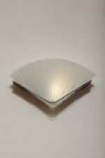 Jednopunktowa lampa ścienna/kinkiet ze szklanym płaskim mlecznobiałym kloszem w kształcie wachlarza osadzonym na metalowej czarnej podstawie, styl Memphis, Włochy, lata 80. - obrazek 7