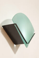 Jednopunktowa lampa ścienna/kinkiet z płaskim zielonym szklanym kloszem w kształcie wachlarza osadzonym na metalowej czarnej podstawie, styl Memphis, Włochy, lata 80. - obrazek 7