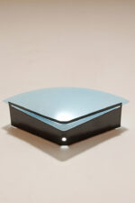 Jednopunktowa lampa ścienna/kinkiet z płaskim niebieskim szklanym kloszem w kształcie wachlarza osadzonym na metalowej czarnej podstawie, styl Memphis, Włochy, lata 80. - obrazek 6