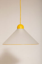 Szklana jednopunktowa lampa sufitowa z mlecznobiałym matowym częściowo reliefowym klosze w kształcie stożka z żółtymi dodatkami i podsufitką, Włochy, lata 80/90. - obrazek 6