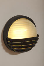 Dwupunktowa okrągła outdoorowa lampa ścienna/kinkiet ze szklanym reliefowym mlecznobiałym kloszem w czarnej w połowie ażurowej oprawie z tworzywa, firma Prisma, Włochy, lata 80/90. - obrazek 7