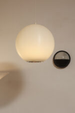 Jednopunktowa mlecznobiała duża (40 cm) lampa sufitowa z tworzywa w kształcie kuli z aluminiowym srebrnym odbłyśnikiem na dole, Philips, Holandia, lata 90. - obrazek 6