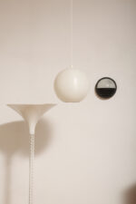 Jednopunktowa mlecznobiała lampa sufitowa z tworzywa w kształcie kuli z aluminiowym srebrnym odbłyśnikiem na dole, Philips, Holandia, lata 90. - obrazek 6