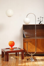 Kwadratowy niski stolik kawowy/pomocnik/stolik boczny na drewnianej konstrukcji o lekkim wiśniowym zabarwieniu ze szklanym dymionym w ciepłym odcieniu grubym blatem, projekt Afra i Tobia Scarpa dla Cassina, Włochy, lata 60. - obrazek 6