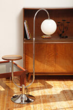Jednopunktowa chromowana lampa podłogowa z ruchomym ramieniem z regulacją wysokości, fornirowanym w orzechu okrągłym blatem i szklanym kloszem w kształcie kuli, Art Deco/Bauhaus, projekt Robert Slezák z lat 30. XX wieku - obrazek 6
