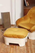 Szeroki fotel z podnóżkiem w stylu Space Age/Mid Century Modern w żółtym welurowym obiciu na białych lekkich cokołach z włókna szklanego, Włochy, lata 60. - obrazek 7