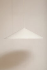 Bardzo duża (64,5 cm) biała minimalistyczna metalowa skandynawska jednopunktowa lampa wisząca, projekt Claus Bonderup i Torsten Thorup dla firmy Focus, Dania, lata 70/80. - obrazek 6