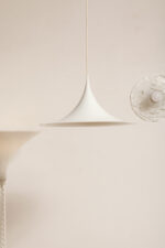 Duża (47 cm) biała metalowa jednopunktowa skandynawska lampa sufitowa/wisząca typu "Kapelusz Wiedźmy", Fog & Mørup, Dania, lata 70. - obrazek 6