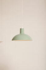Jasnozielona metalowa jednopunktowa lampa wisząca/sufitowa  w kształcie kopuły, Polska, lata 80. - obrazek 6