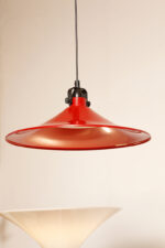 Czerwona metalowa jednopunktowa skandynawska lampa wisząca/sufitowa z czarnym uchwytem nad kloszem i czarną podsufitką, firma Decembre, Finlandia, lata 90. - obrazek 7
