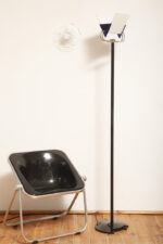 Jednopunktowa lampa połogowa "Triana" z kloszem złożonym z czterech szklanych płytek i z granatowymi półprzepuszczalnymi trójkątnymi uchwytami z tworzywa osadzonym na długim metalowym czarnym ramieniu, Postmodernizm i styl Memphis, projekt Perry King & Santiago Miranda dla Arteluce, Włochy, lata 80. - obrazek 6