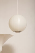 Jednopunktowa mlecznobiała lampa sufitowa z tworzywa w kształcie kuli z aluminiowym srebrnym odbłyśnikiem na dole, Philips, Holandia, lata 90. - obrazek 8