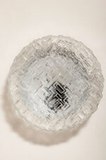Szklany jednopunktowy okrągły przezroczysto lodowy kinkiet/lampa ścienna "Matrix" z geometrycznym i minimalistycznym wzorem osadzony na metalowej białej obejmie, Niemcy, lata 70. - obrazek 8