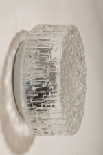 Szklany jednopunktowy okrągły przezroczysto lodowy kinkiet/lampa ścienna "Matrix" z geometrycznym i minimalistycznym wzorem osadzony na metalowej białej obejmie, Niemcy, lata 70. - obrazek 7