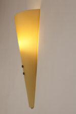 Duża (42 cm)smukła lampa ścienna/kinkiet ze szklanym dwuwarstwowym  jasnożółtym matowym kloszem osadzonym na metalowej oprawie, Steinhauer, Holandia, po 2000 roku - obrazek 8