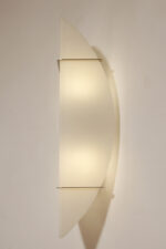 Bardzo duża (70 cm) dwupunktowa lampa ścienna/kinkiet w kształcie półksiężyca ze szklanym matowym mlecznobiałym dwuwarstwowym kloszem, Metal-Lux, Włochy, około 2000 roku - obrazek 7