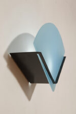 Jednopunktowa lampa ścienna/kinkiet z płaskim niebieskim szklanym kloszem w kształcie wachlarza osadzonym na metalowej czarnej podstawie, styl Memphis, Włochy, lata 80. - obrazek 7