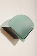 Jednopunktowa lampa ścienna/kinkiet z płaskim zielonym szklanym kloszem w kształcie wachlarza osadzonym na metalowej czarnej podstawie, styl Memphis, Włochy, lata 80. - obrazek 8