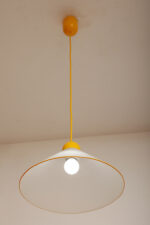 Szklana jednopunktowa lampa sufitowa z mlecznobiałym matowym częściowo reliefowym klosze w kształcie stożka z żółtymi dodatkami i podsufitką, Włochy, lata 80/90. - obrazek 8