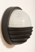 Dwupunktowa okrągła outdoorowa lampa ścienna/kinkiet ze szklanym reliefowym mlecznobiałym kloszem w czarnej w połowie ażurowej oprawie z tworzywa, firma Prisma, Włochy, lata 80/90. - obrazek 8