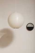 Jednopunktowa mlecznobiała duża (40 cm) lampa sufitowa z tworzywa w kształcie kuli z aluminiowym srebrnym odbłyśnikiem na dole, Philips, Holandia, lata 90. - obrazek 7