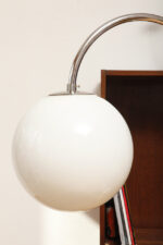 Jednopunktowa chromowana lampa podłogowa z ruchomym ramieniem z regulacją wysokości, fornirowanym w orzechu okrągłym blatem i szklanym kloszem w kształcie kuli, Art Deco/Bauhaus, projekt Robert Slezák z lat 30. XX wieku - obrazek 7