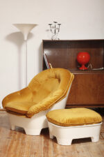 Szeroki fotel z podnóżkiem w stylu Space Age/Mid Century Modern w żółtym welurowym obiciu na białych lekkich cokołach z włókna szklanego, Włochy, lata 60. - obrazek 8