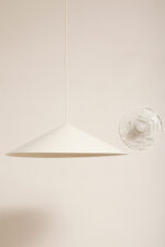 Bardzo duża (64,5 cm) biała minimalistyczna metalowa skandynawska jednopunktowa lampa wisząca, projekt Claus Bonderup i Torsten Thorup dla firmy Focus, Dania, lata 70/80. - obrazek 7