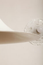 Duża (47 cm) biała metalowa jednopunktowa skandynawska lampa sufitowa/wisząca typu "Kapelusz Wiedźmy", Fog & Mørup, Dania, lata 70. - obrazek 7