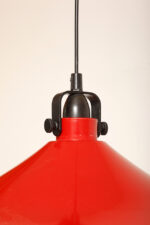 Czerwona metalowa jednopunktowa skandynawska lampa wisząca/sufitowa z czarnym uchwytem nad kloszem i czarną podsufitką, firma Decembre, Finlandia, lata 90. - obrazek 8
