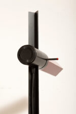 Smukła metalowa postmodernistyczna czarna lampa podłogowa Collona (Caltha) z regulowaną wysokością burgundowej głowicy, Gianfranco Frattini dla firmy Luci, Włochy, projekt z 1981 roku - obrazek 42